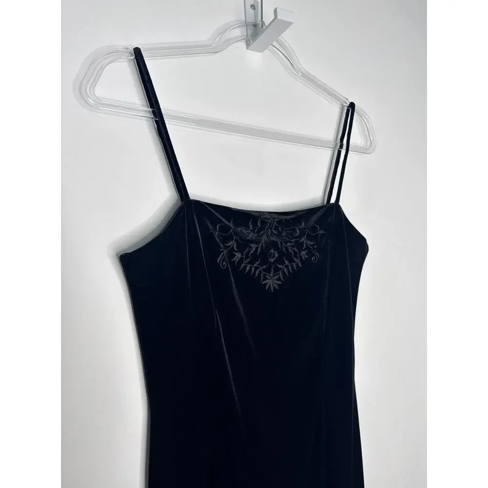 Dressbarn Collection 1990s Black Velvet Embroidered Gown formal sexy 6
